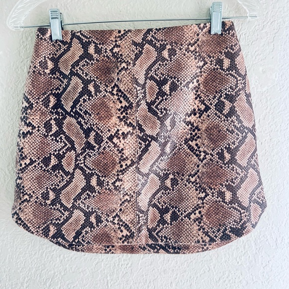 Lulus  snake skin skirt size small like new - Picture 1 of 13